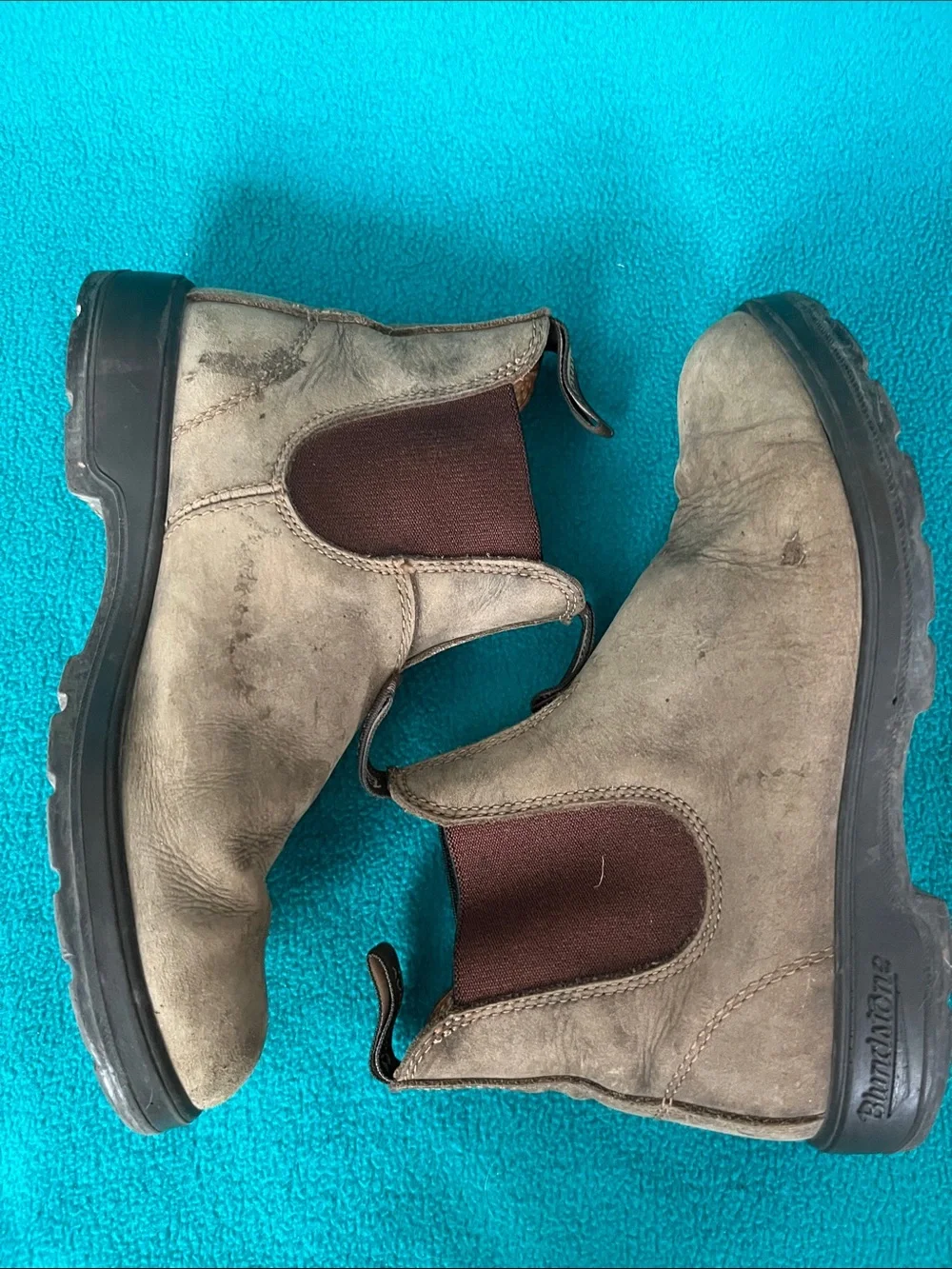 Blundstone Women’s Taupe Suede Chukka Boots